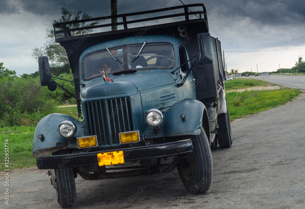 Antiguo camión militar en Cuba