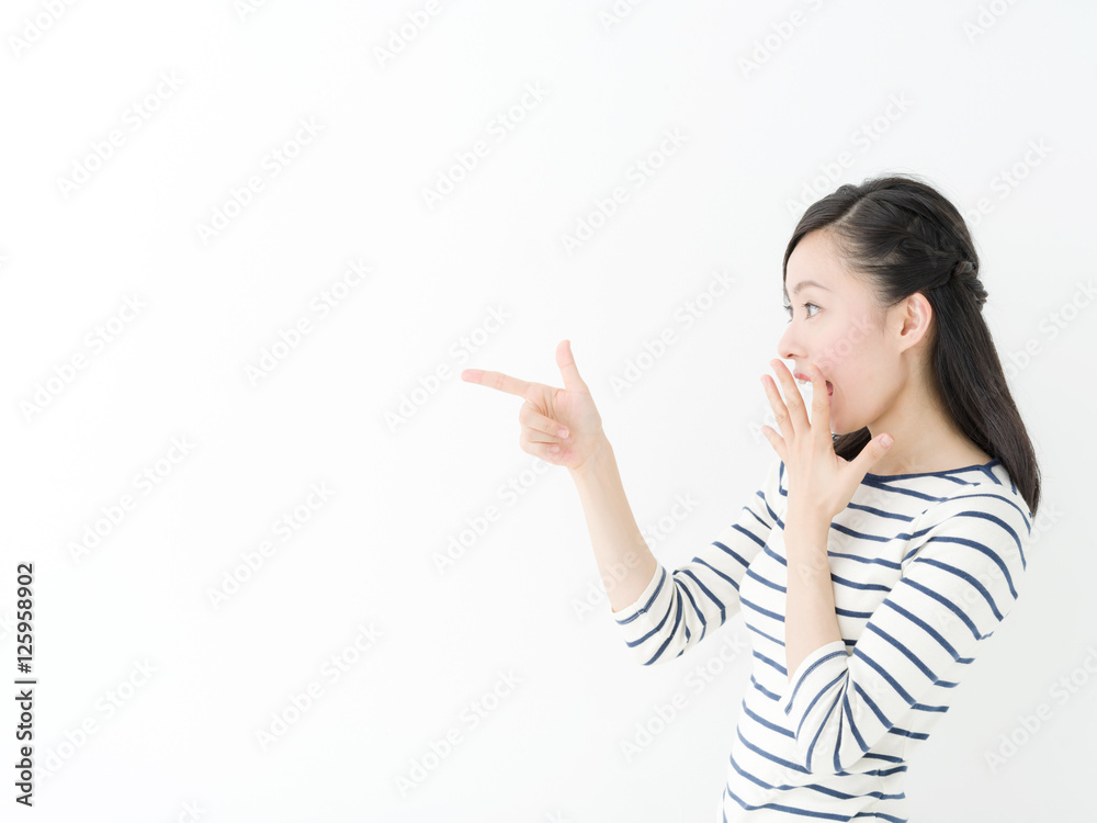 驚く・指差す若い女性 驚く・指差す若い女性