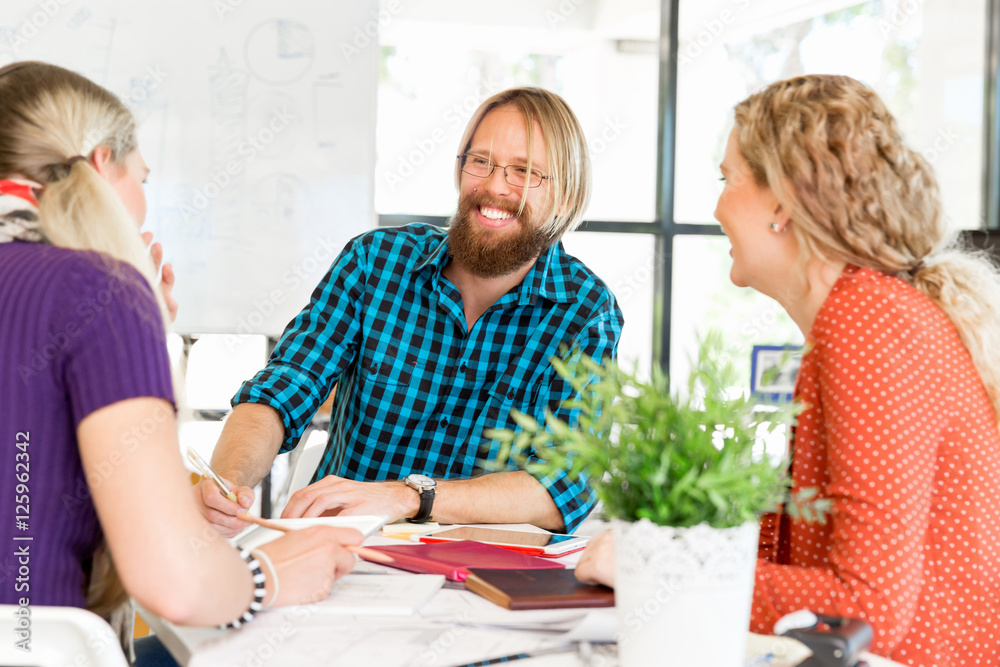 Obraz premium Young office workers discussing