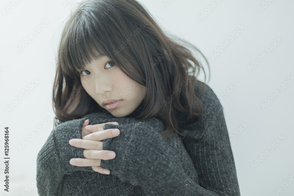 ニットのワンピースを着た女性 ニットのワンピースを着た女性
