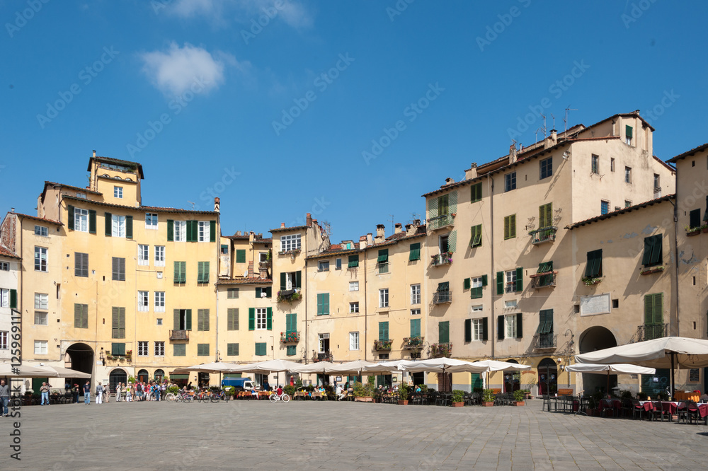 Lucca piazza anfiteatro