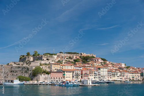 Fototapeta Naklejka Na Ścianę i Meble -  Hafen Portoferraio mit Castell auf der Insel Elba