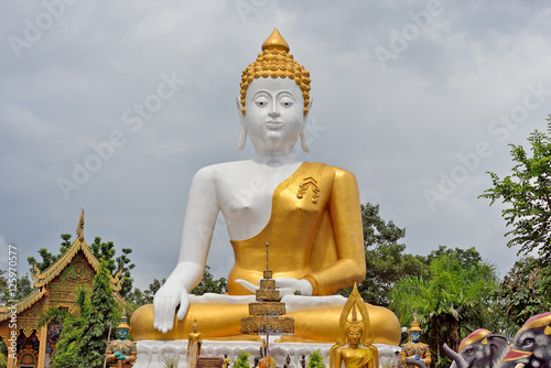 Buddha statue in thailand © nakornchaiyajina