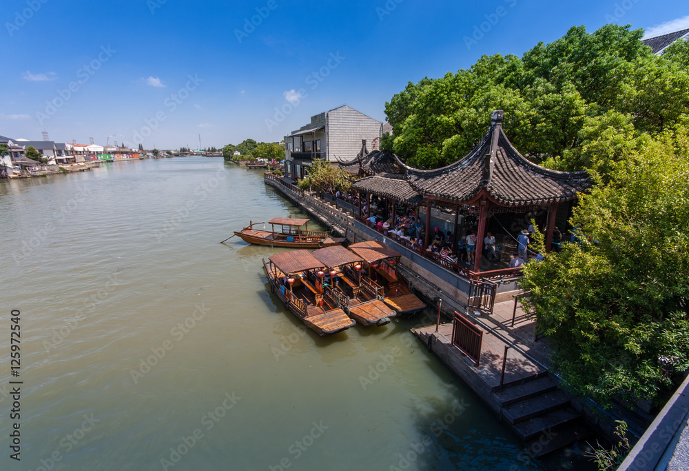Obraz premium Chinese gondolas waits Tourists on canal 