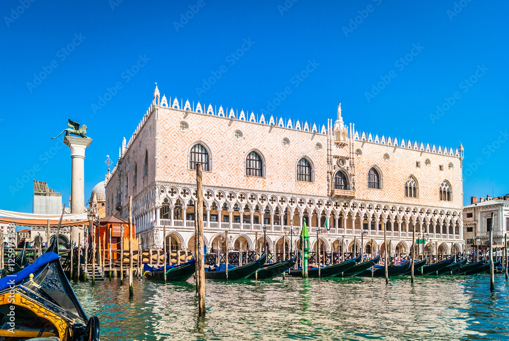 Fototapeta premium Pałac Dożów Wenecja Włochy / Widok na nabrzeże z gondoli w niesamowitym pałacu w Wenecji, Włochy.