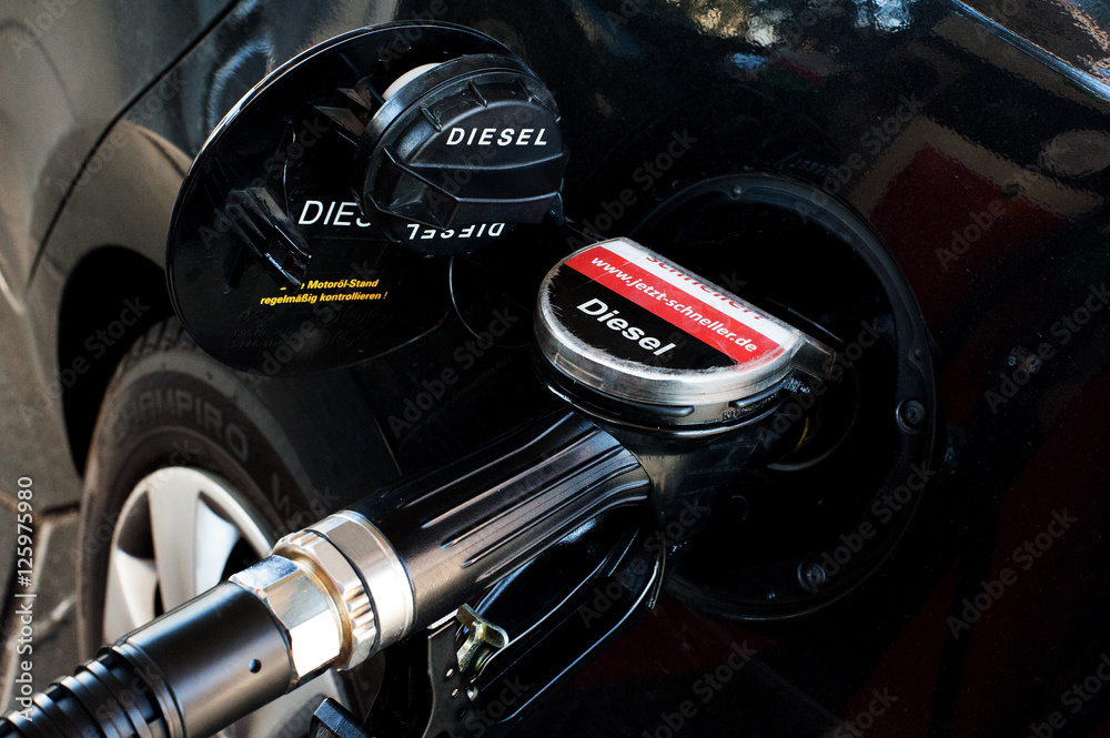 Obraz premium Diesel tanken an der Tankstelle