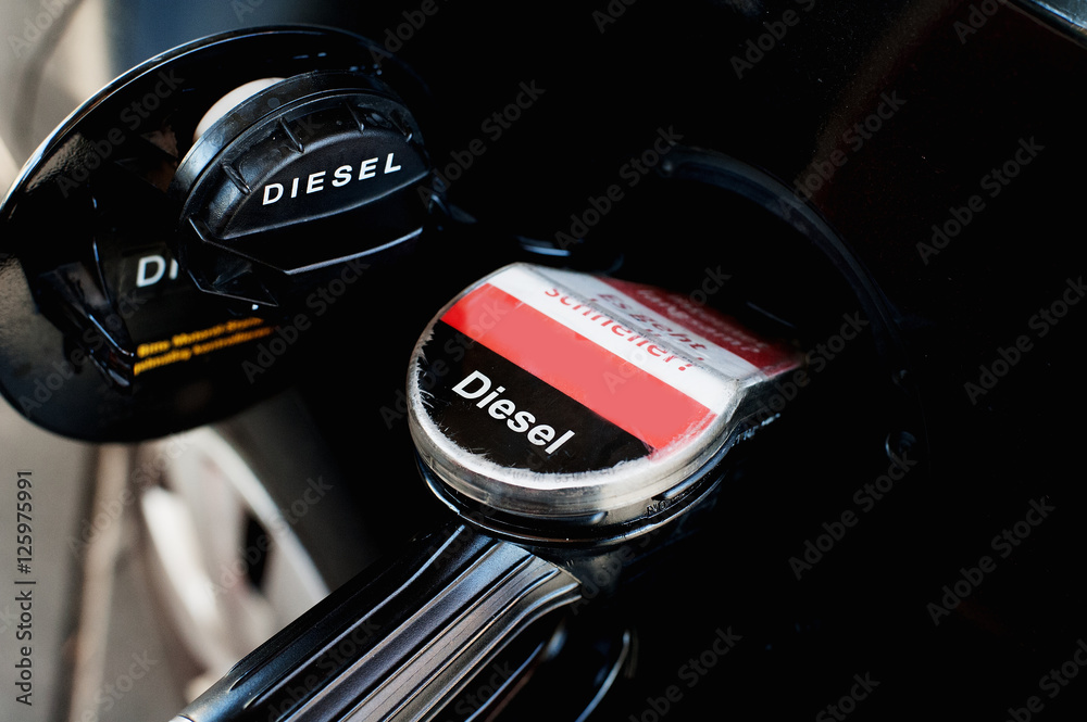 Obraz premium Diesel tanken an der Tankstelle