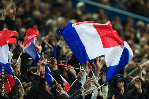 PARIS, FRA - November 13, FS, Frankreich - Deutschland, Stade de France . Im Bild: Frankreich Fans schwenken französische Fahnen . 