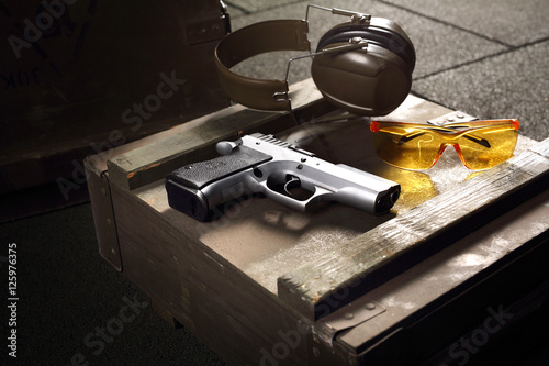 Ekwipunek strzelecki, pistolet.Pistolet Cz, naboje i słuchawki ochraniające uszy, sprzęt strzelecki photo