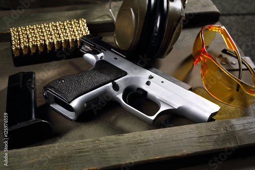 Pistolet CZ Shadow. Pistolet Cz, naboje i słuchawki ochraniające uszy, sprzęt strzelecki photo