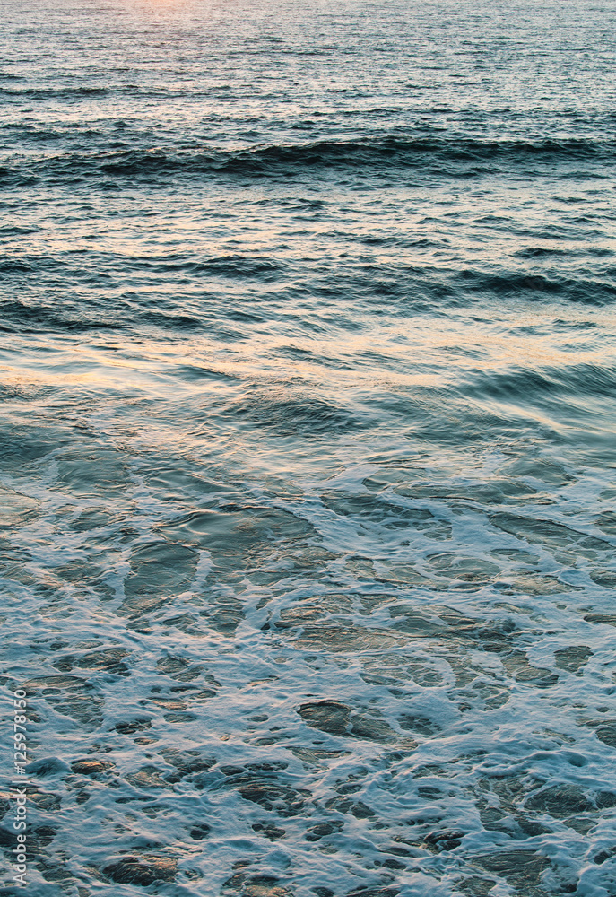 Obraz premium Sunset reflections on the ocean surface