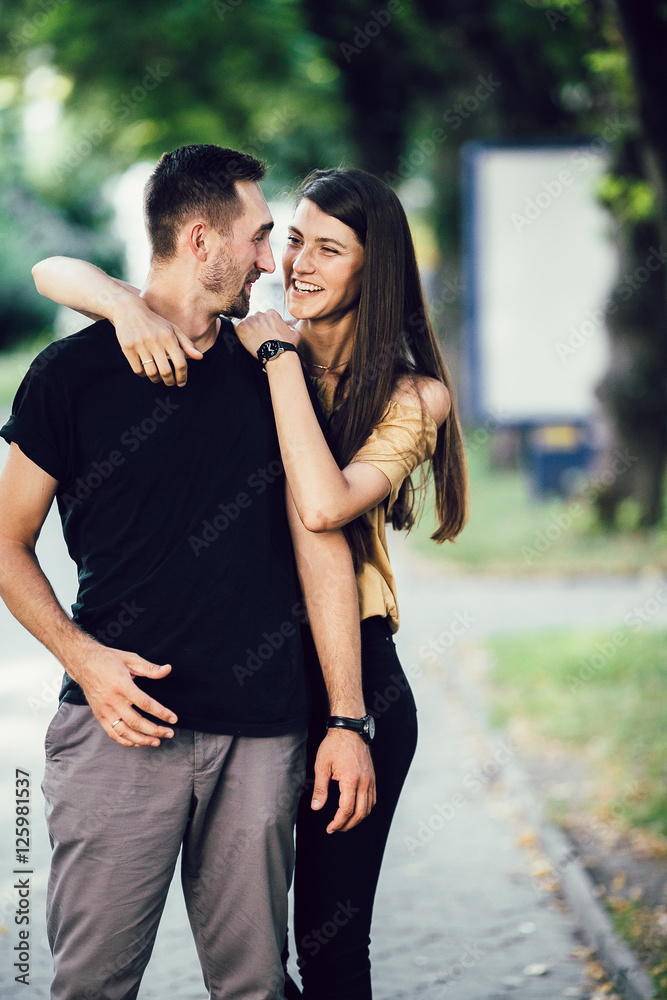 Naklejka premium Young man and woman in the park