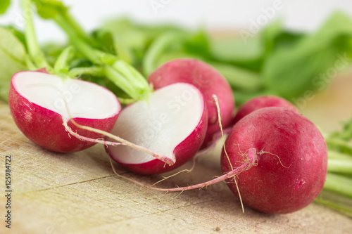 Ravanelli su un tagliere