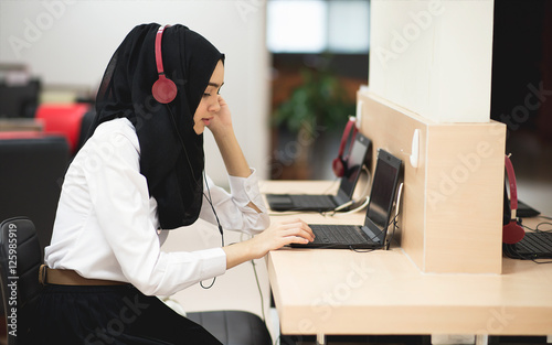 Bilde på lerret Muslim student girl using online education service