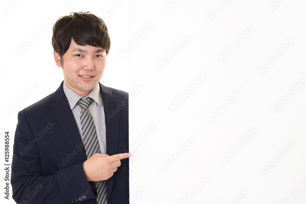 ホワイトボードを持つ笑顔のビジネスマン