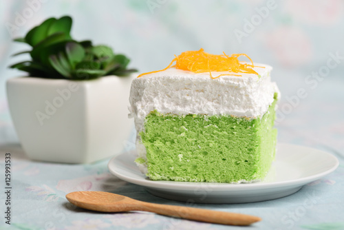 Fotografia Green pandan cake with fresh cream on top