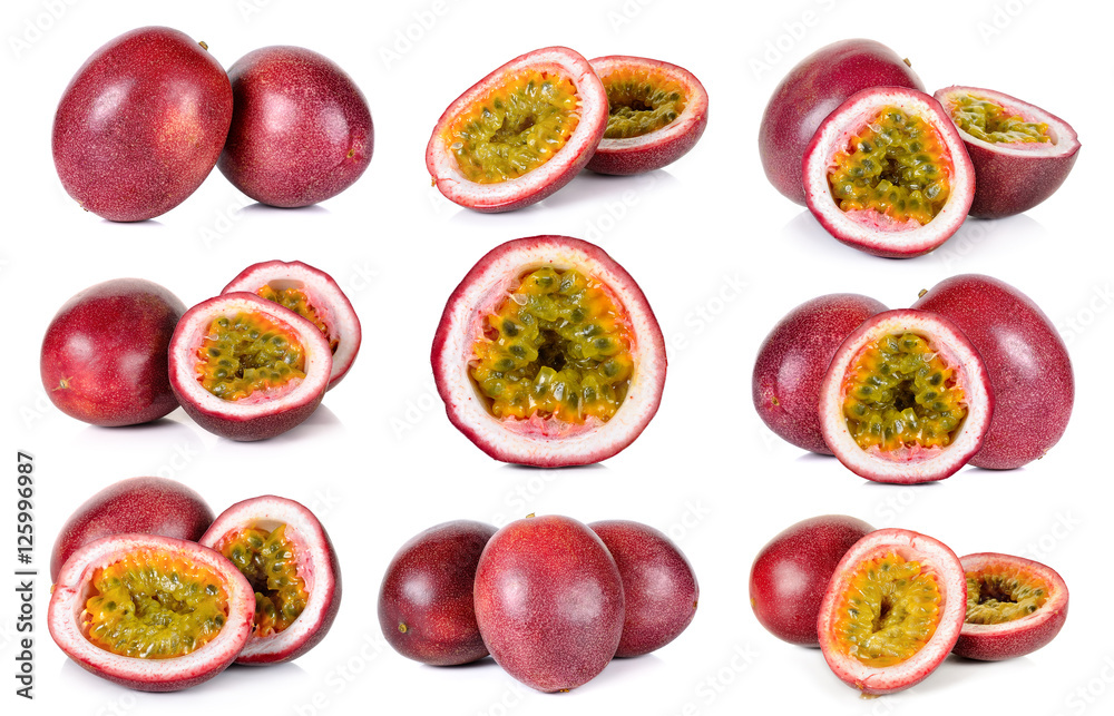 Naklejka premium Passion fruit isolated on the white background