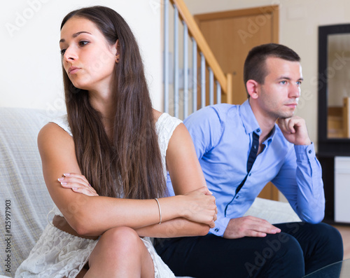 Tableau sur toile Couple sulking on each other