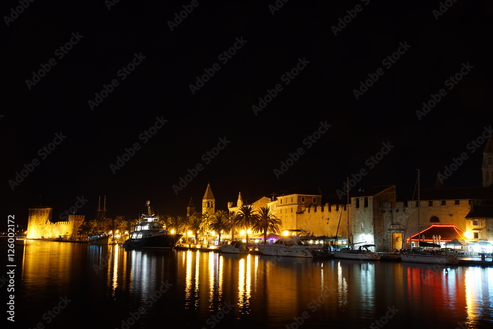 Hafenpromenade von Trogir bei Nacht
