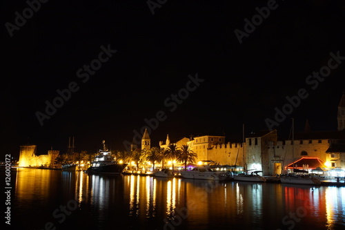 Hafenpromenade von Trogir bei Nacht