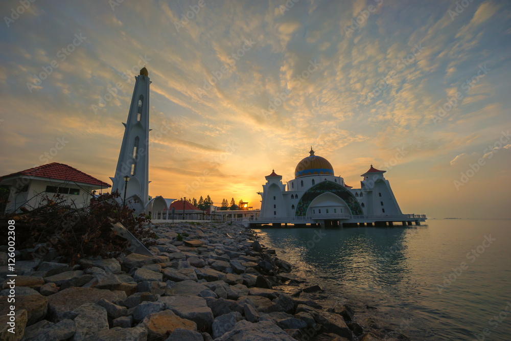 Obraz premium Malacca Straits Floating Mosque during dramatic sunrise