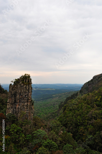 Sud Africa, 01/10/2009: vista del Pinnacolo, the Pinnacle, una gigantesca colonna di quarzite che sorge dalla vallata boscosa del Blyde River Canyon