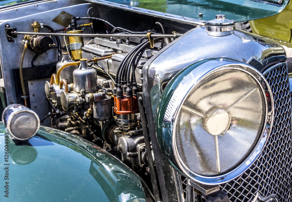 Obraz premium Scheinwerfer und Motorraum eines Oldtimers