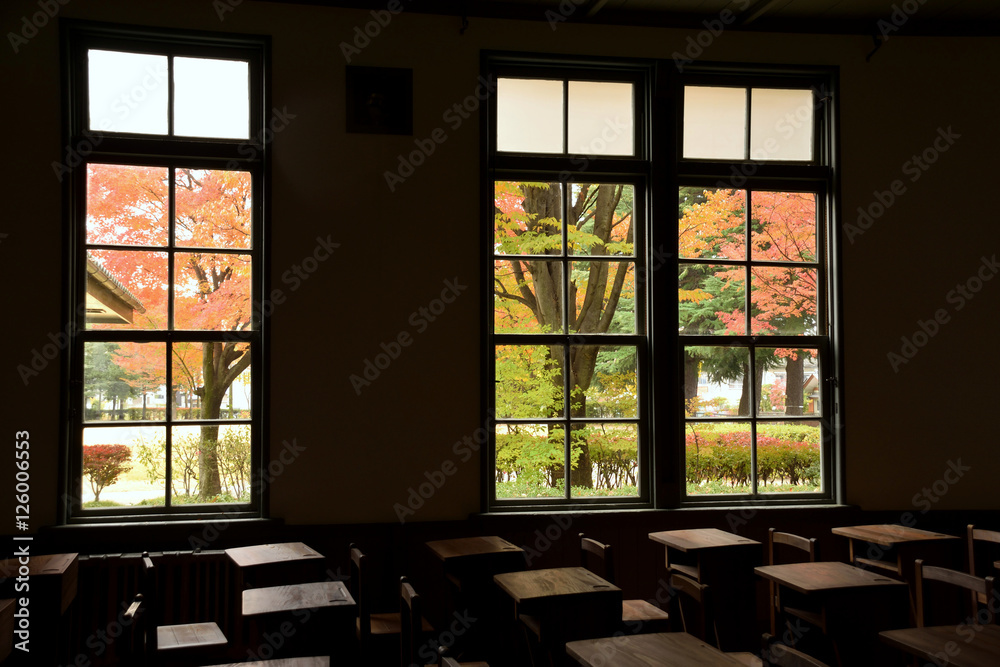 Fototapeta premium 重要文化財 紅葉の旧松本高等学校の公開教室の風景