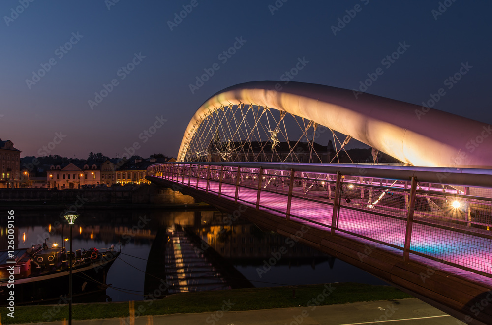 Obraz premium Bernatka footbridge over Vistula river in Krakow in the night