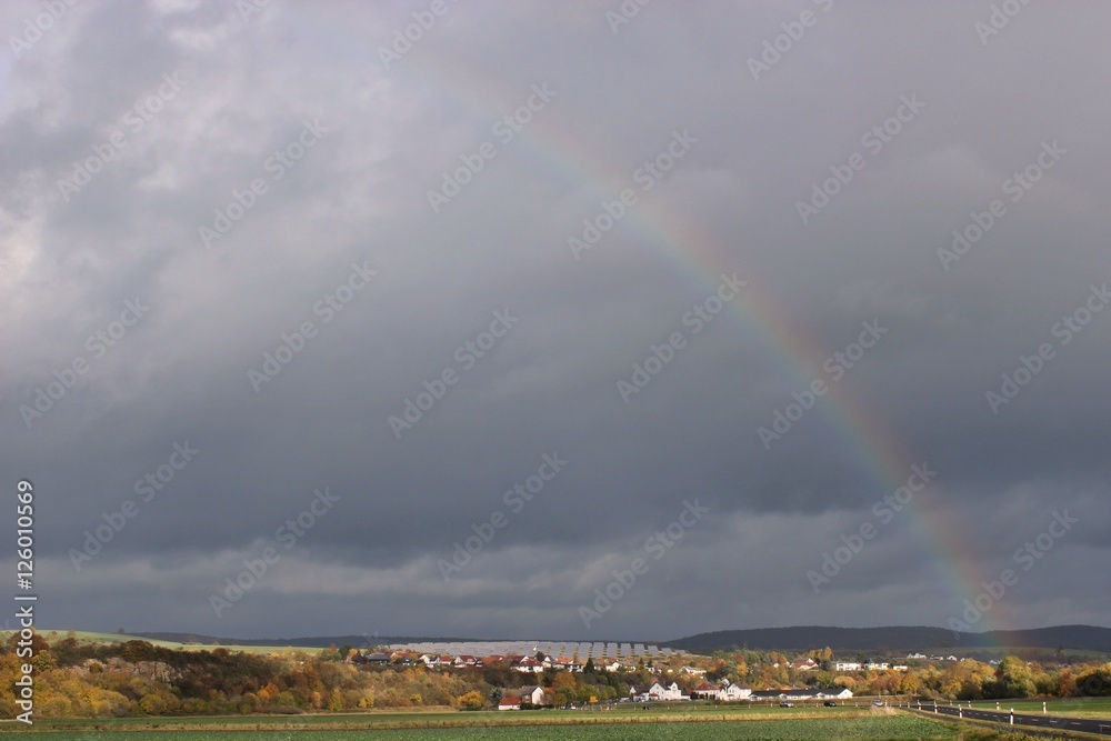 Regenbogen über Lieschensruh und dem Solarpark im Edertal