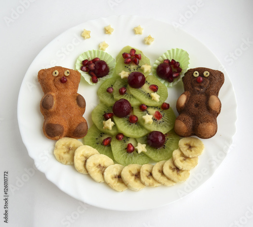 Бисквиты в виде медведей и елка из киви. Творческая еда для хорошего настроения и аппетита