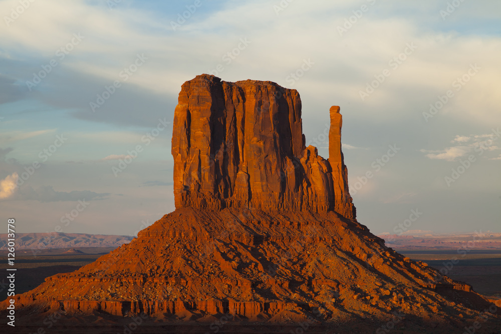 Fotografie The sun setting over Monument Valley, Utah