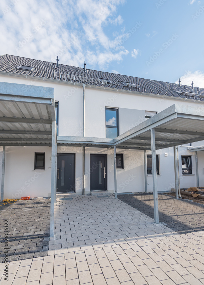 Wunschmotiv: Neubau Reihenhaus mit überdachtem PKW-Stellplatz #126015122