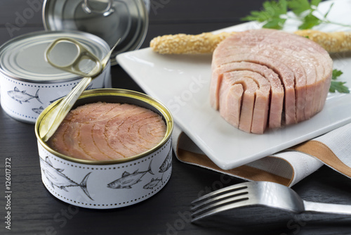 Slika na platnu canned tuna on the plate