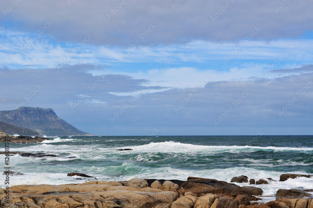 Sud Africa, 17/09/2009: paesaggio sudafricano visto dalla spiaggia di Sea Point, uno dei sobborghi più ricchi e densamente popolati di Città del Capo