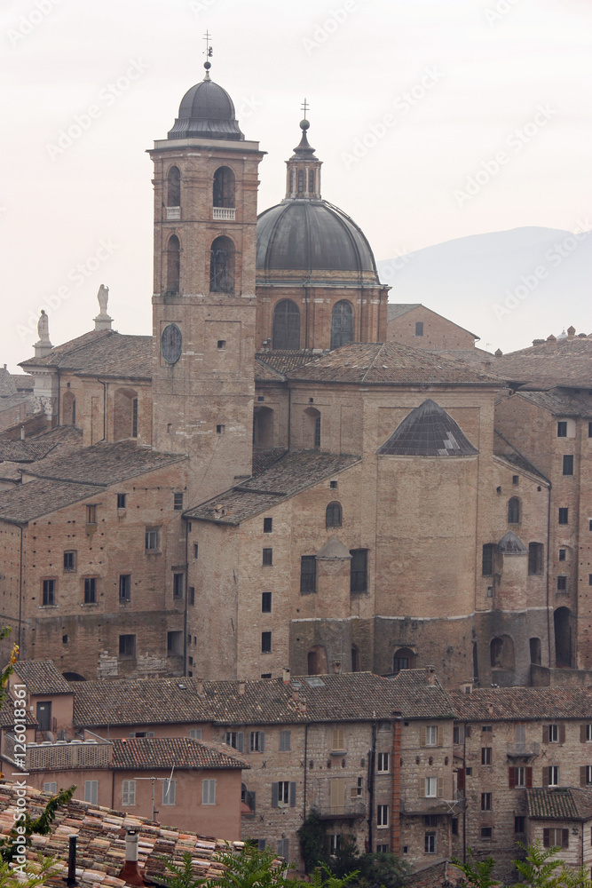 La cathédrale d'Urbino au lever du jour, Italie