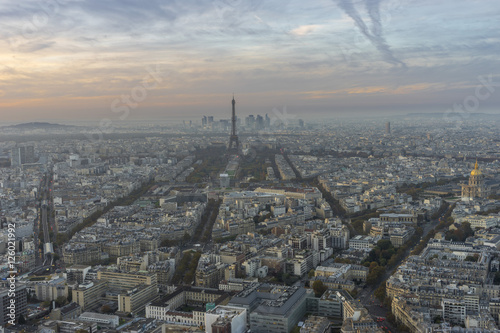 La tour Eiffel et les Invalides vue du 59ème étage de la tour Montparnasse de jour