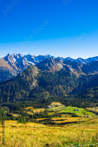 Alpen Panorama von Fellhorn im Allgäu im Herbst mit schneebedeckten Gipfeln