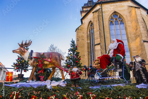 Stuttgarter Weihnachtsmarkt Dekoration Nikolaus auf seinem Schlitten mit Rentier vor der Stiftskirche