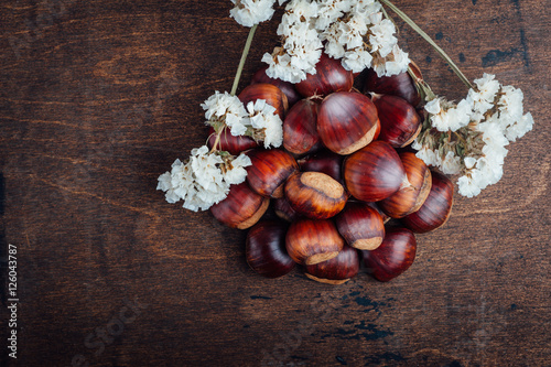 Castagne con fiori bianchi