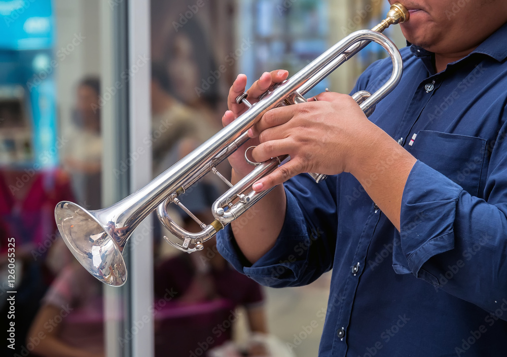 Obraz premium Muzyk grający na trąbce na świeżym powietrzu