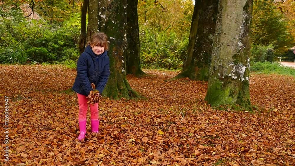 enfant jouant avec les feuilles en automne enfant jouant avec les feuilles en automne