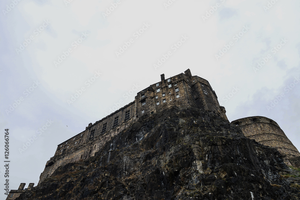 Fototapeta premium Edinburgh Castle on Castle Rock in Edinburgh, Scotland, UK.