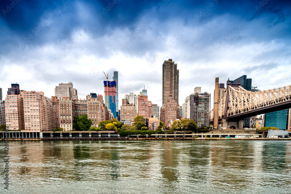 Obraz premium New York City skyline at sunset, business concept