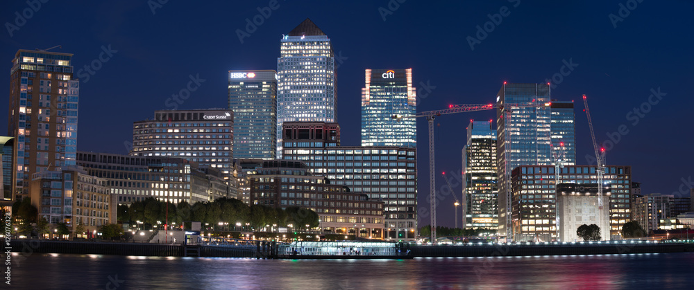 LONDON - SEPTEMBER 25, 2016: Canary Wharf buildings panoramic ni