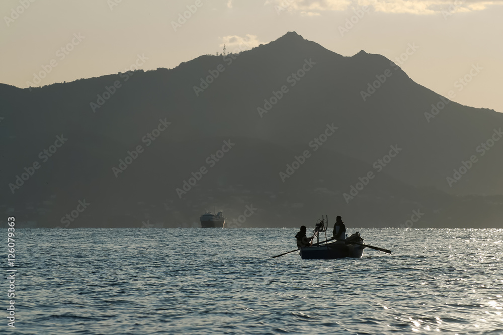 Barca a remi con pescatori