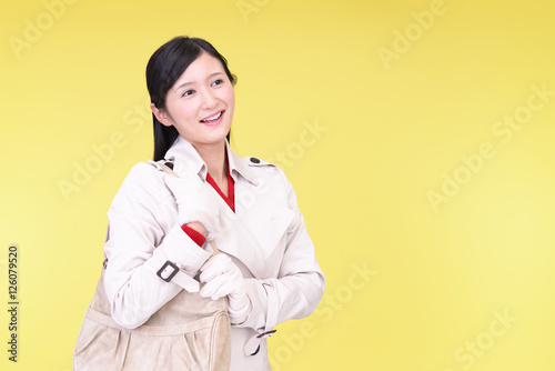 ショルダーバッグを持つ女性