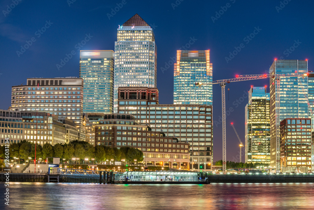 Obraz premium Sunset skyline of Canary Wharf, London reflections
