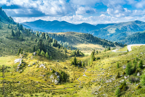 Kurvige Serpentinen in den Gurktaler Alpen in Österreich Kärnten