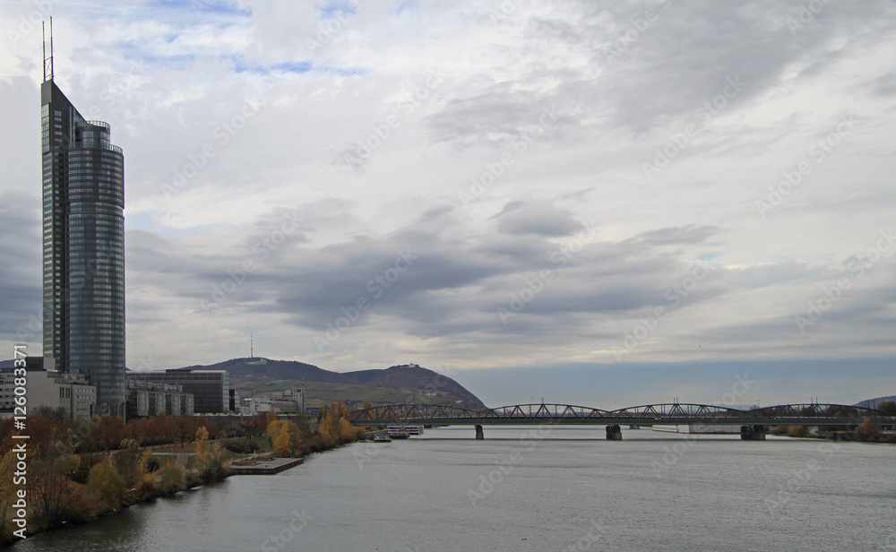 Fototapeta premium Leopoldsberg and riverside of Danube in Vienna